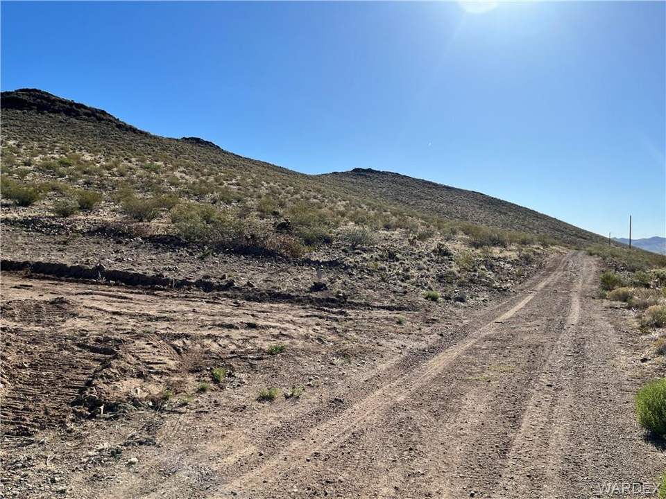40 acres in Kingman in Kingman: Looking to the East at the Cut In Driveway on Call