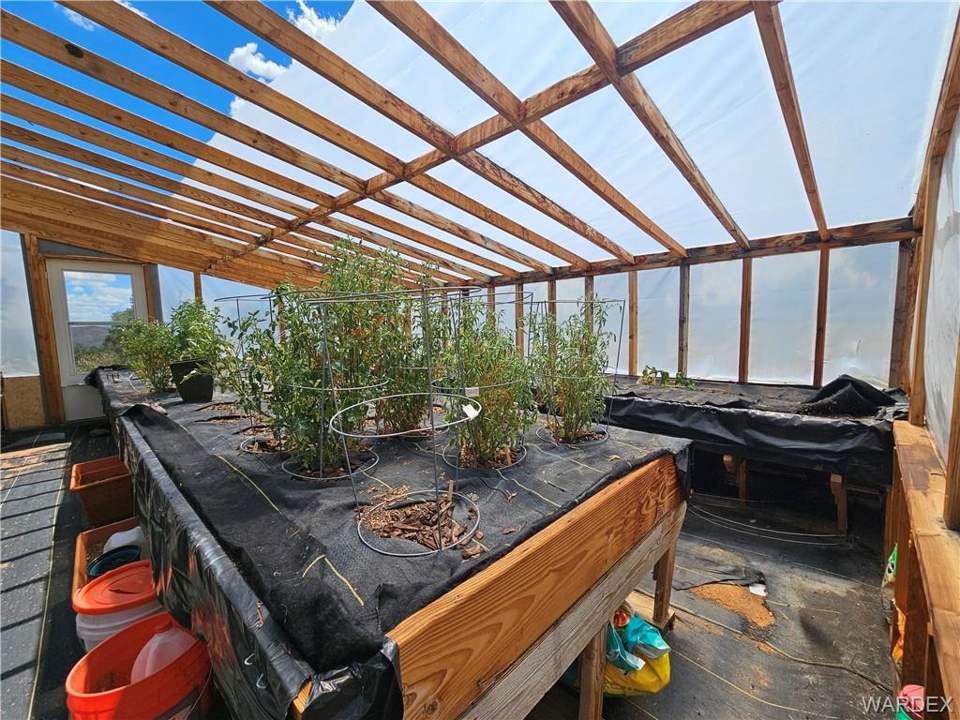 2 bed, 1 bath home on 40.96 acres in Kingman: View of sunroom / solarium