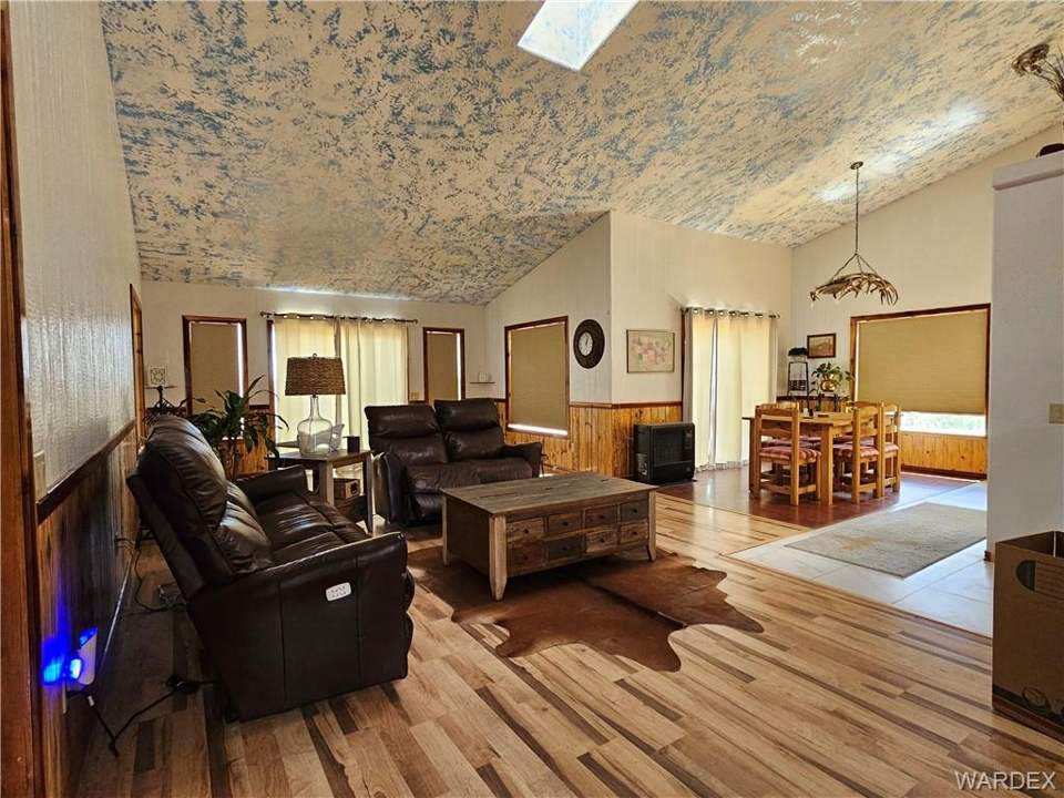 2 bed, 1 bath home on 40.96 acres in Kingman: Living area featuring vaulted ceiling, light wood-
