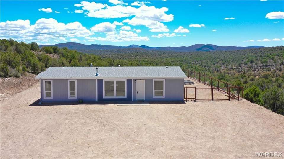 3 bed, 2 bath home in Kingman in Kingman: Single story home with a mountain view and a view