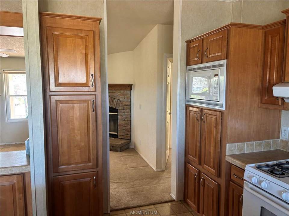 3 bed, 2 bath home on 45 acres in Kingman: Kitchen