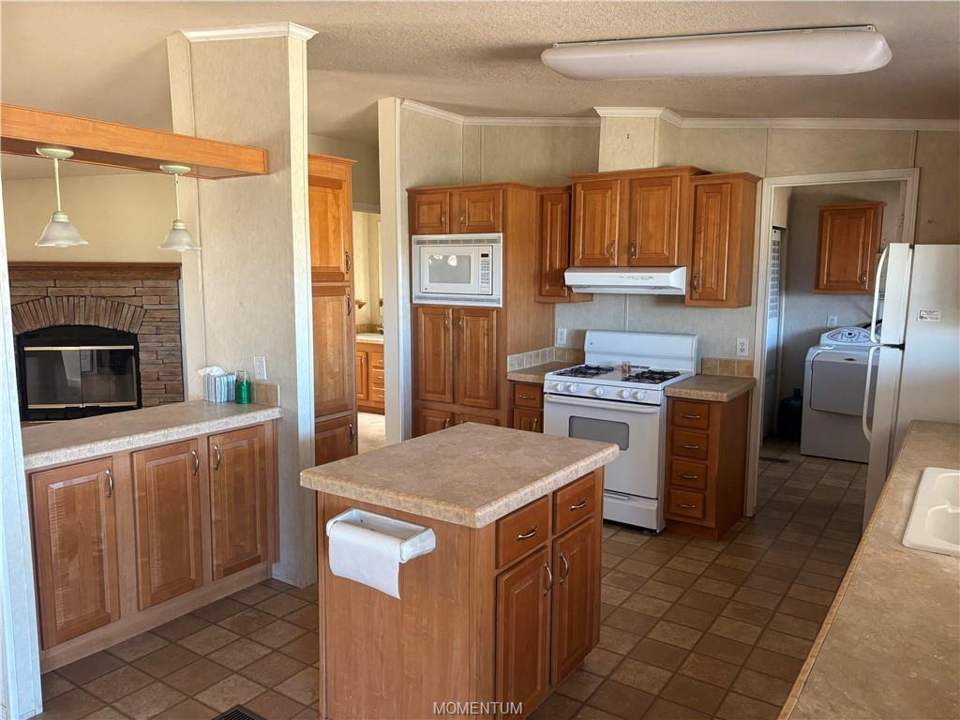 3 bed, 2 bath home on 45 acres in Kingman: Kitchen