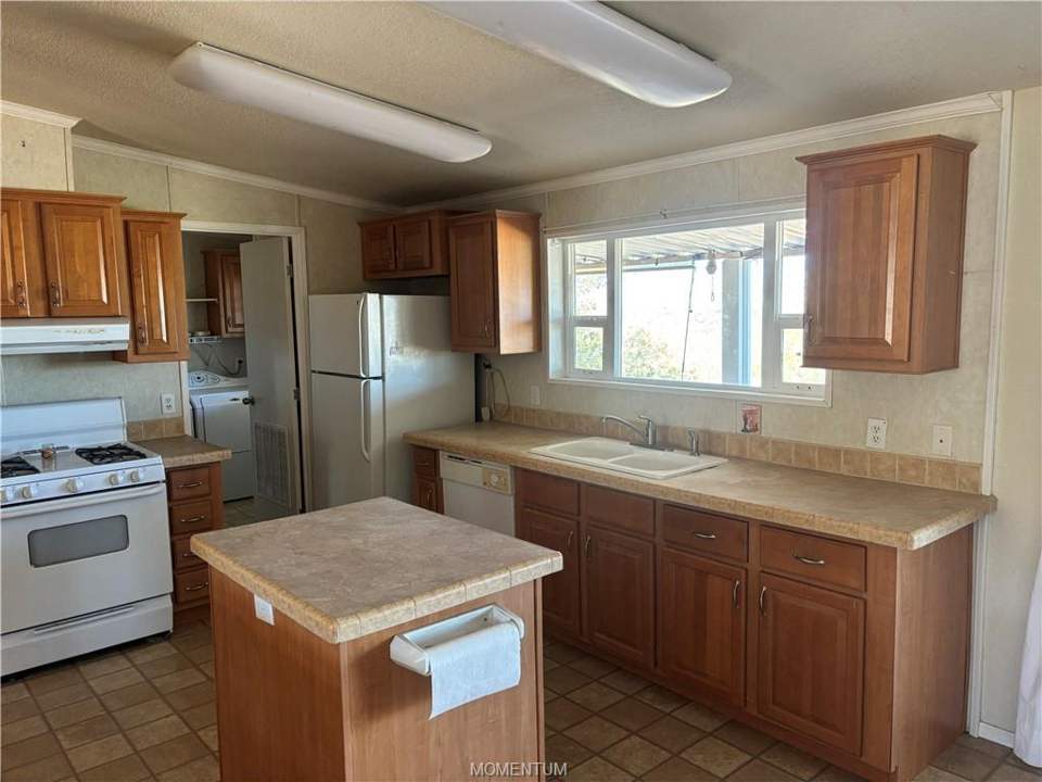 3 bed, 2 bath home on 45 acres in Kingman: Kitchen