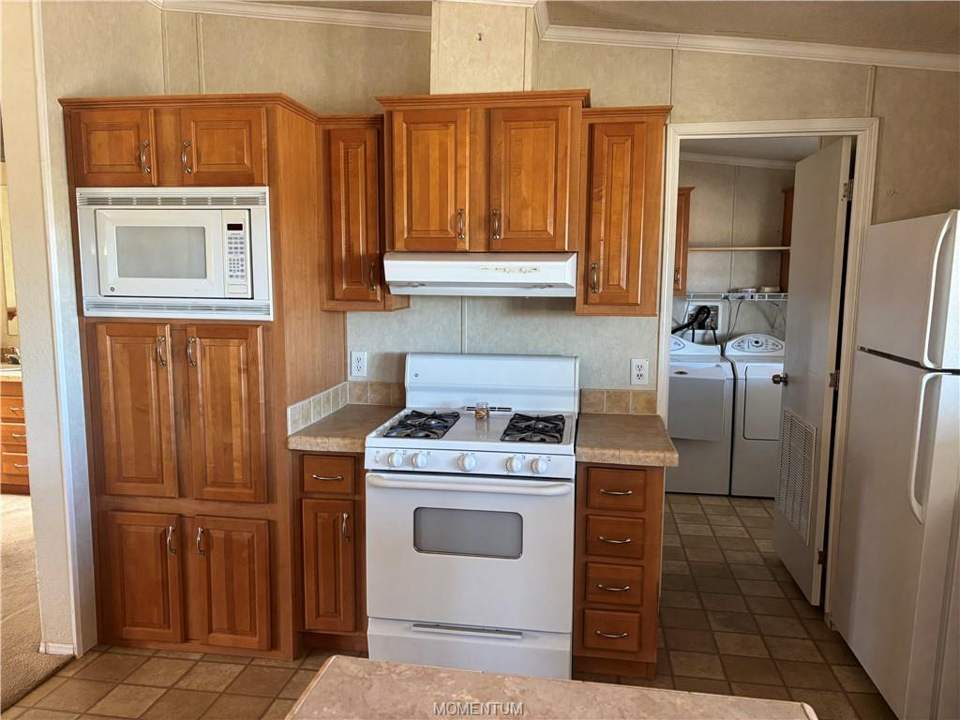 3 bed, 2 bath home on 45 acres in Kingman: Kitchen
