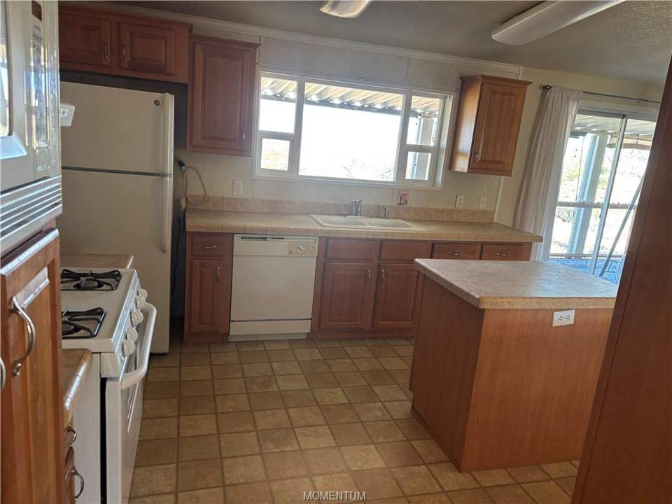3 bed, 2 bath home on 45 acres in Kingman: Kitchen