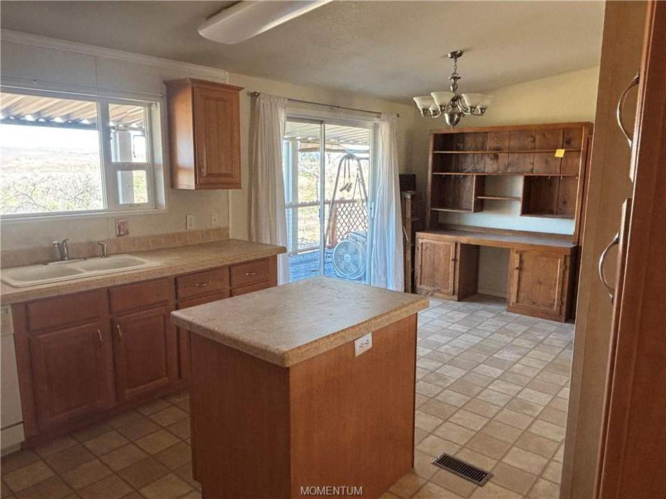 3 bed, 2 bath home on 45 acres in Kingman: Kitchen