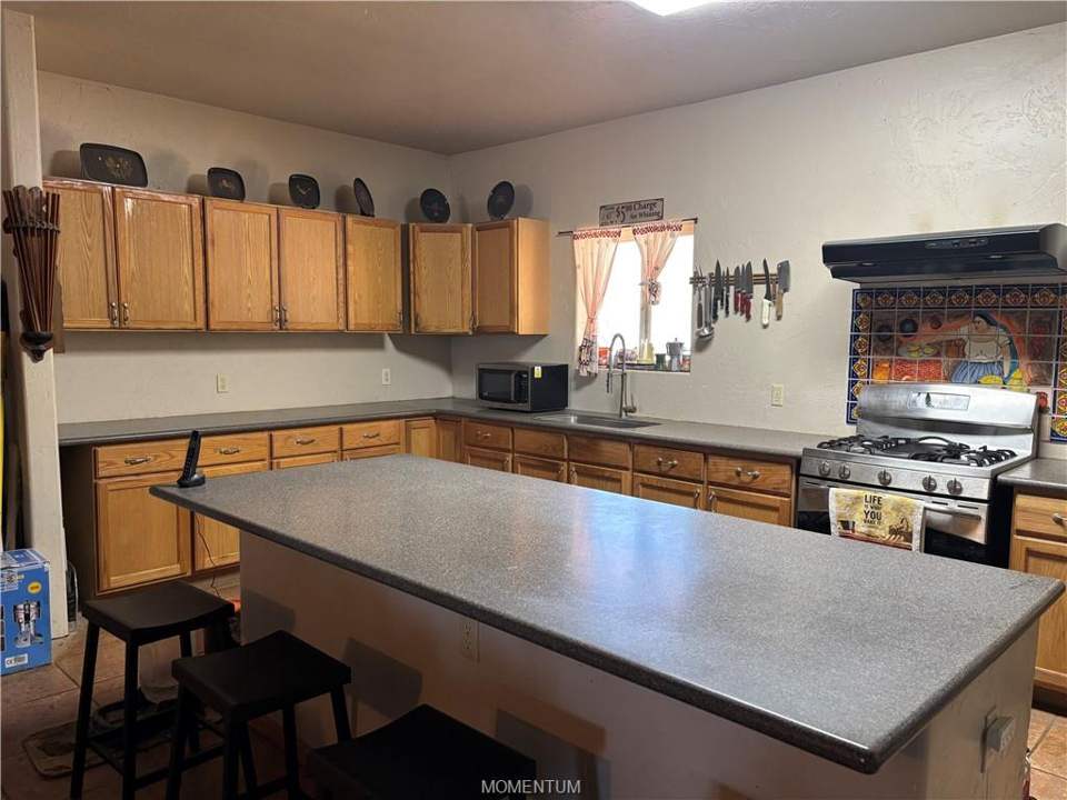 2 bed, 1 bath home on 38.55 acres in Yucca: Kitchen