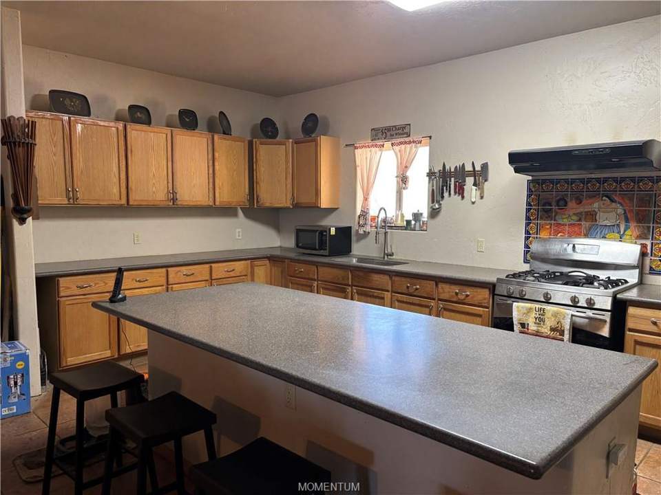 2 bed, 1 bath home on 38.55 acres in Yucca: Large Open Kitchen