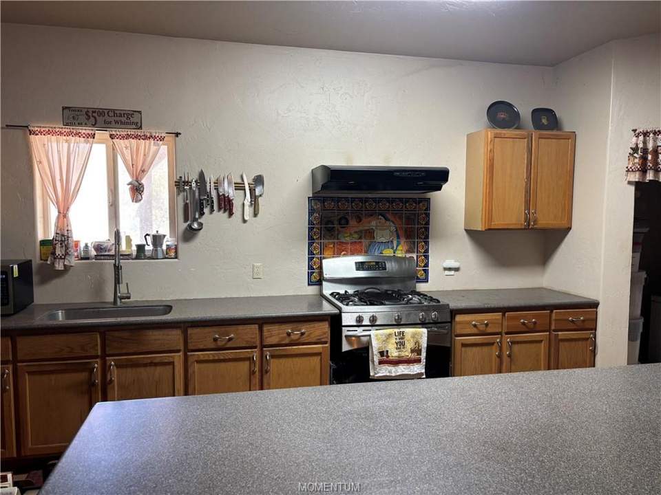 2 bed, 1 bath home on 38.55 acres in Yucca: Kitchen