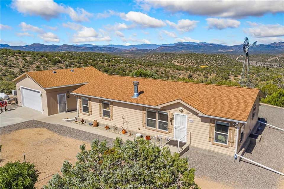 3 bed, 2 bath home on 36.1 acres in Kingman: Front of Structure