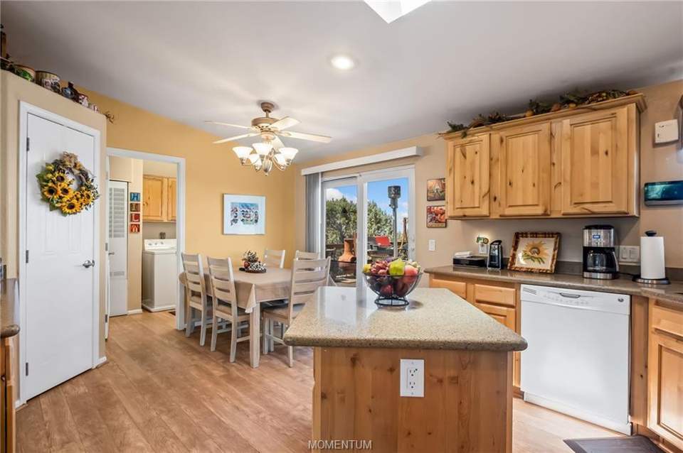 3 bed, 2 bath home on 36.1 acres in Kingman: Kitchen