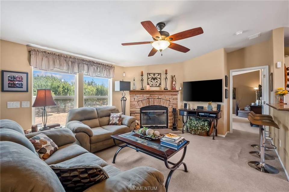 3 bed, 2 bath home on 36.1 acres in Kingman: Living Room