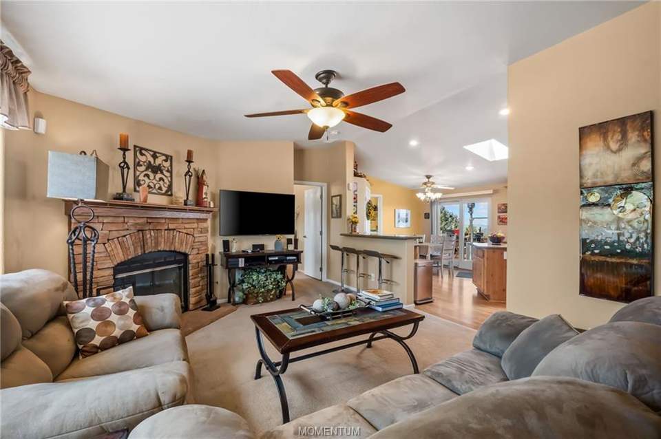 3 bed, 2 bath home on 36.1 acres in Kingman: Living Room