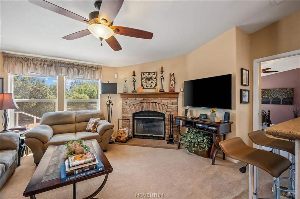3 bed, 2 bath home on 36.1 acres in Kingman: Living Room