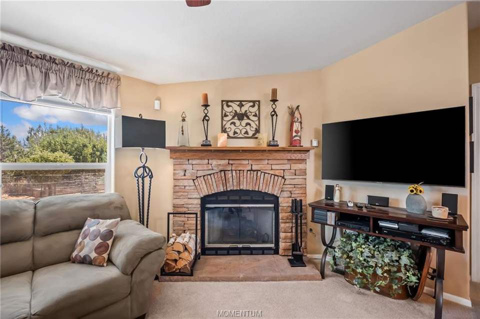 3 bed, 2 bath home on 36.1 acres in Kingman: Living Room