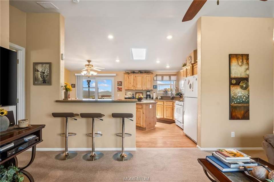 3 bed, 2 bath home on 36.1 acres in Kingman: Kitchen