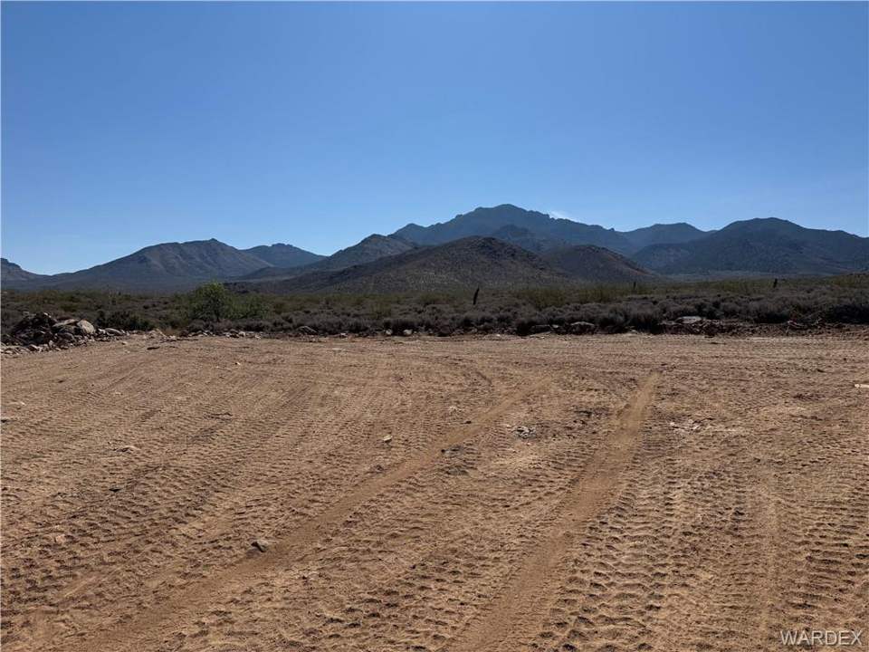 Approximately 5 acres in Dolan Springs in Dolan Springs: Mountain views in each direction far and near
