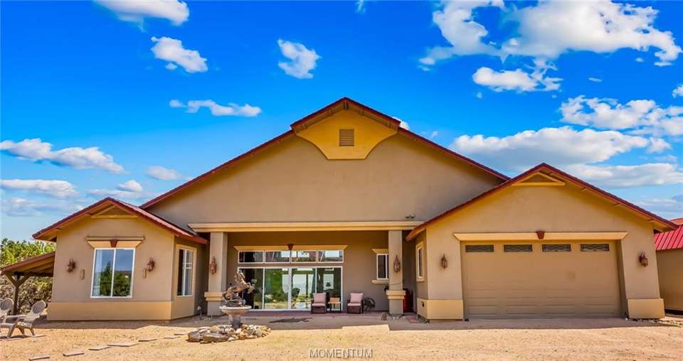 3 bed, 2 bath home on 7.66 acres in Kingman: Welcome home to this spacious stucco residence fea