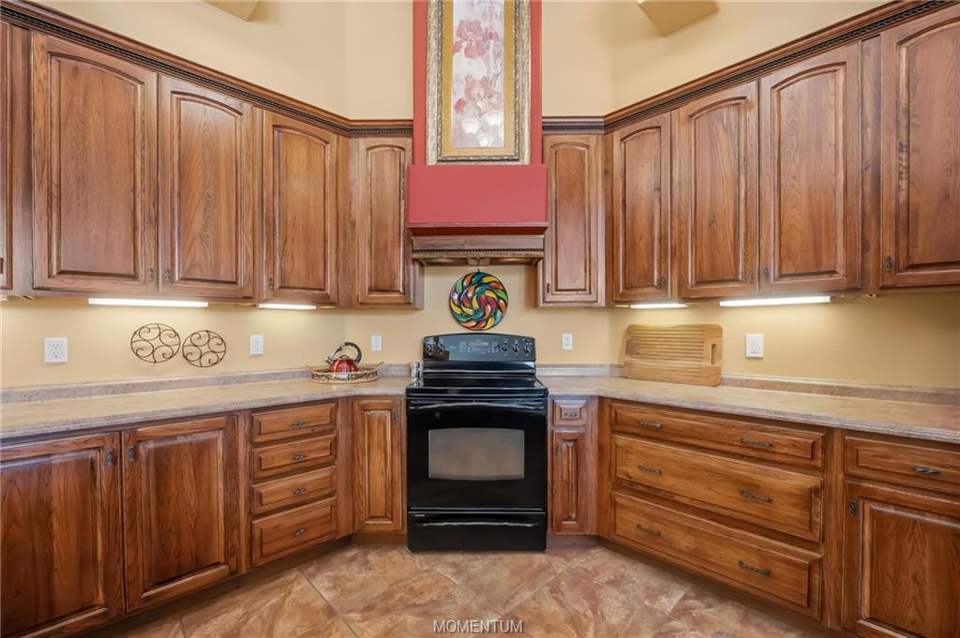 3 bed, 2 bath home on 7.66 acres in Kingman: Kitchen features hickory wood cabinetry, an electr