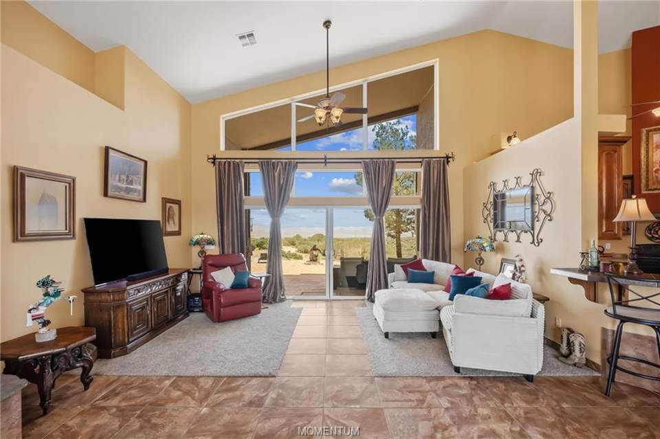 3 bed, 2 bath home on 7.66 acres in Kingman: Spacious interior featuring valuted ceilings, larg