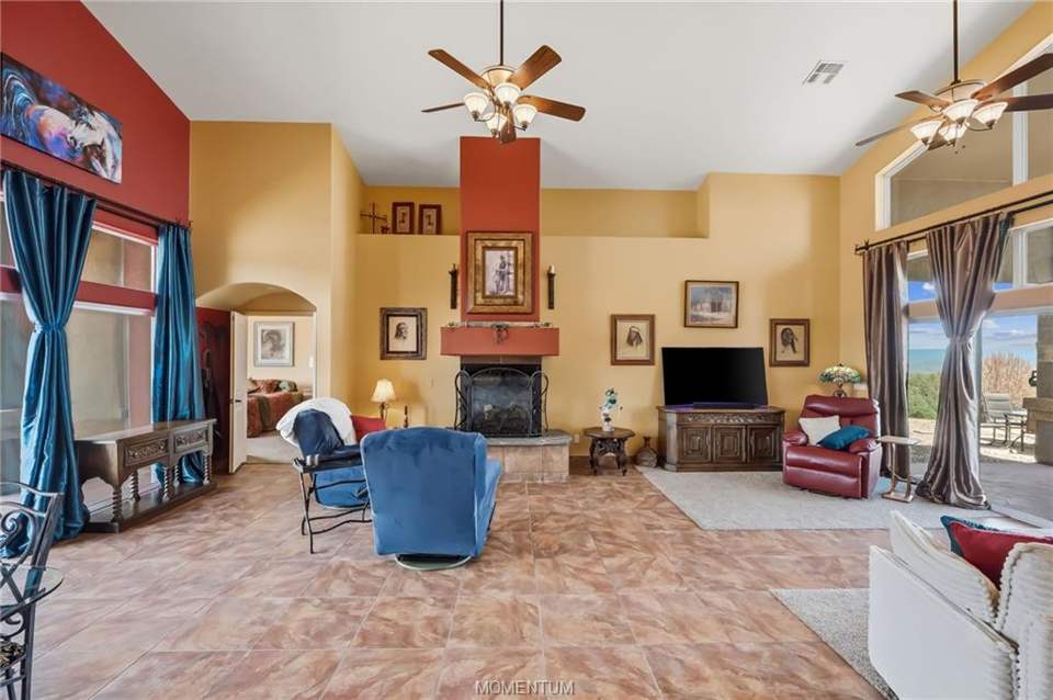 3 bed, 2 bath home on 7.66 acres in Kingman: Propane fireplace to warm your toes during the win