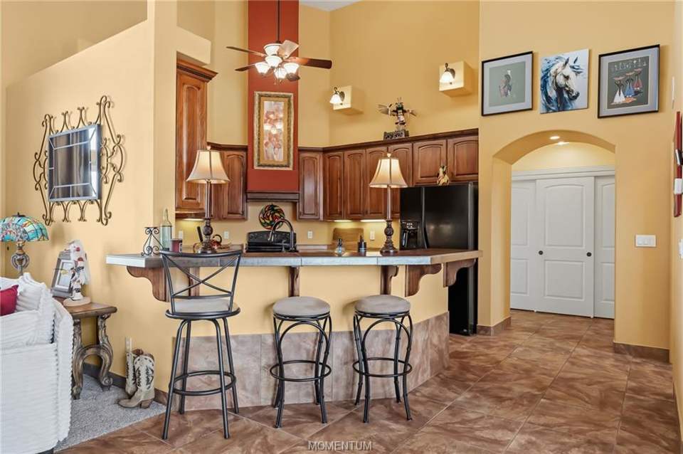 3 bed, 2 bath home on 7.66 acres in Kingman: A breakfast bar is just outside the kitchen. Great