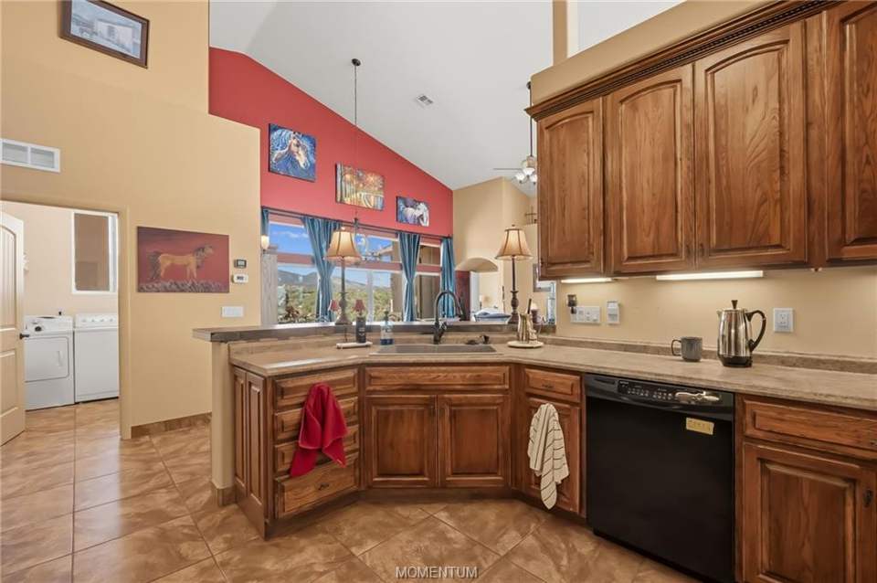 3 bed, 2 bath home on 7.66 acres in Kingman: This large kitchen will accommodate cook's helpers
