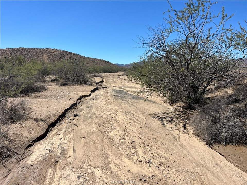 5 acres in Kingman in Kingman: Natural wash that crosses SE corner of parcel, loo