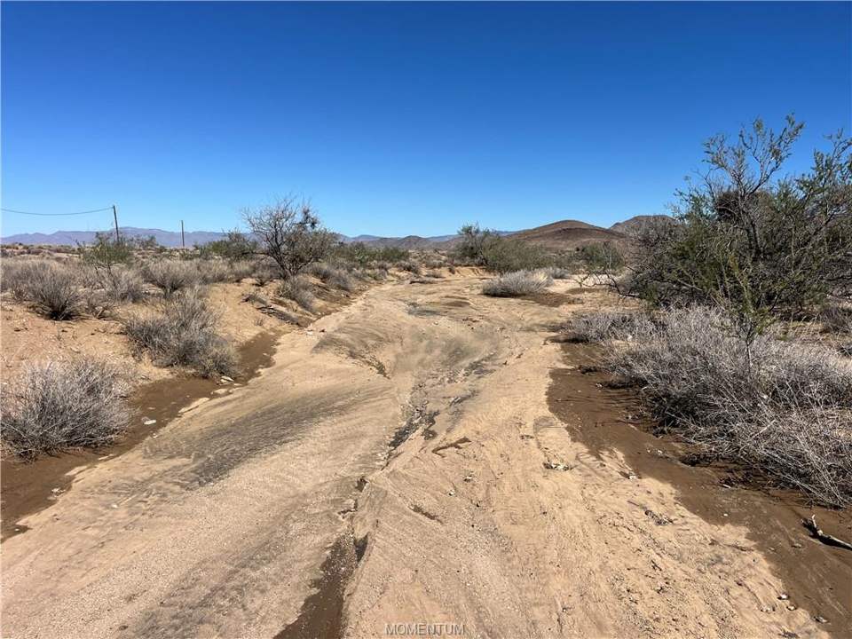 5 acres in Kingman in Kingman: Natural wash that crosses SE corner of parcel, loo