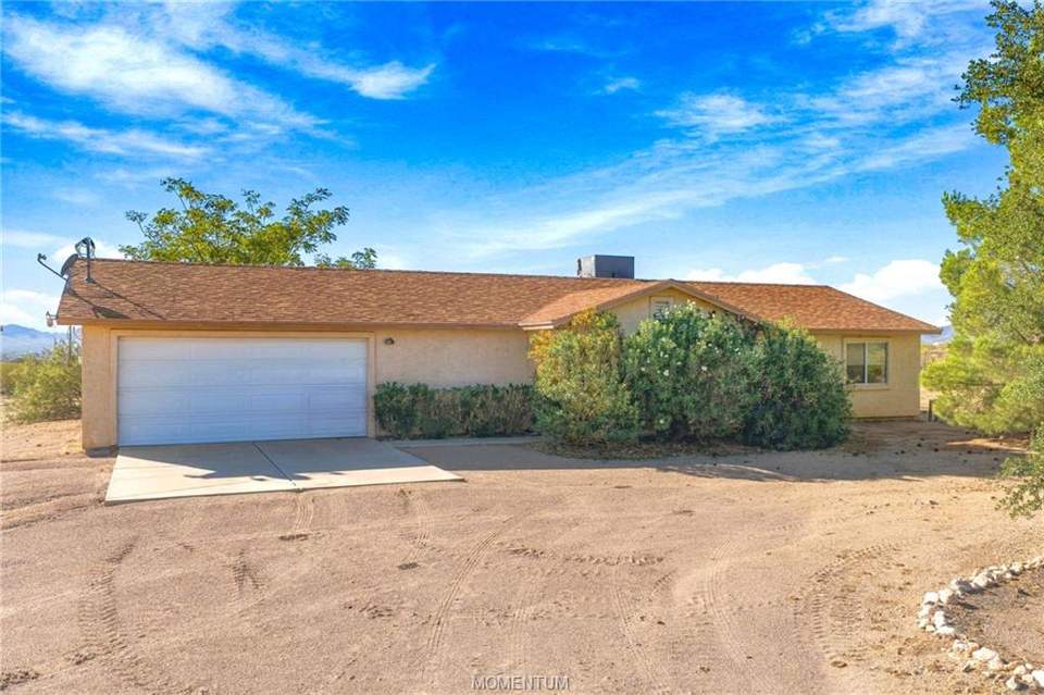 3 bed, 2 bath home on 2.5 acres in Golden Valley: 3739 N Hope Rd Golden Valley AZ with Mature Trees