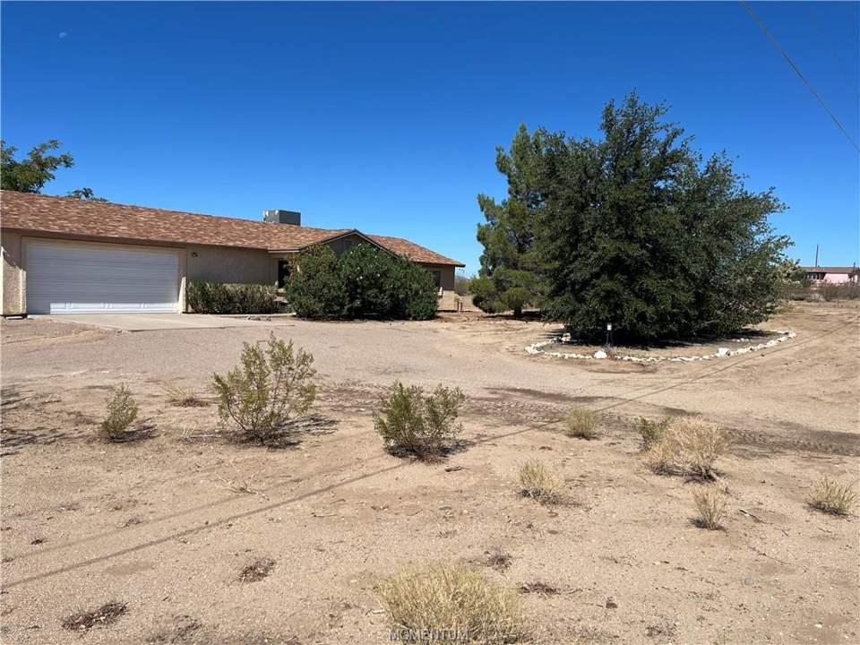 3 bed, 2 bath home on 2.5 acres in Golden Valley: 3739 N Hope Rd Golden Valley AZ with Circular Driv