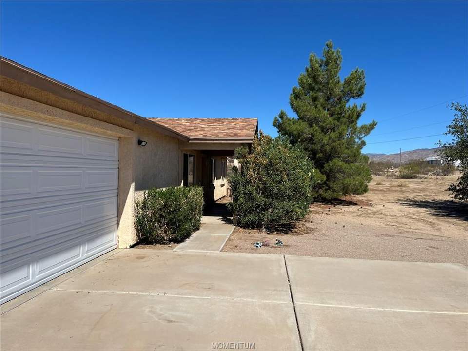 3 bed, 2 bath home on 2.5 acres in Golden Valley: Entry Walk to 3 Bedroom, 2 Bath Home with Attached