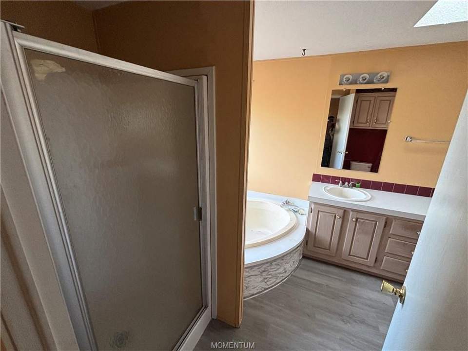 3 bed, 2 bath home on 26 acres in Kingman: Bathroom