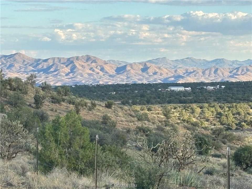 3 bed, 2 bath home on 26 acres in Kingman: Stunning beauty surrounds - this is NOT AI
