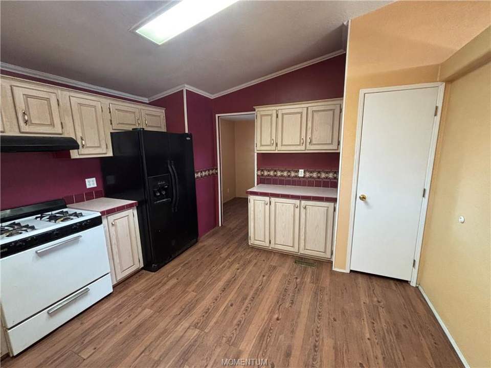 3 bed, 2 bath home on 26 acres in Kingman: Kitchen