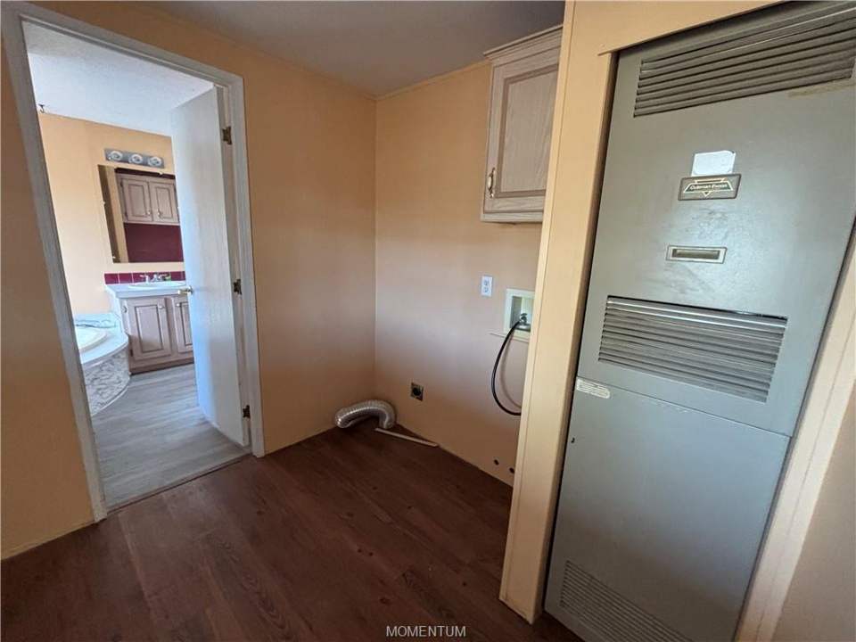 3 bed, 2 bath home on 26 acres in Kingman: Laundry