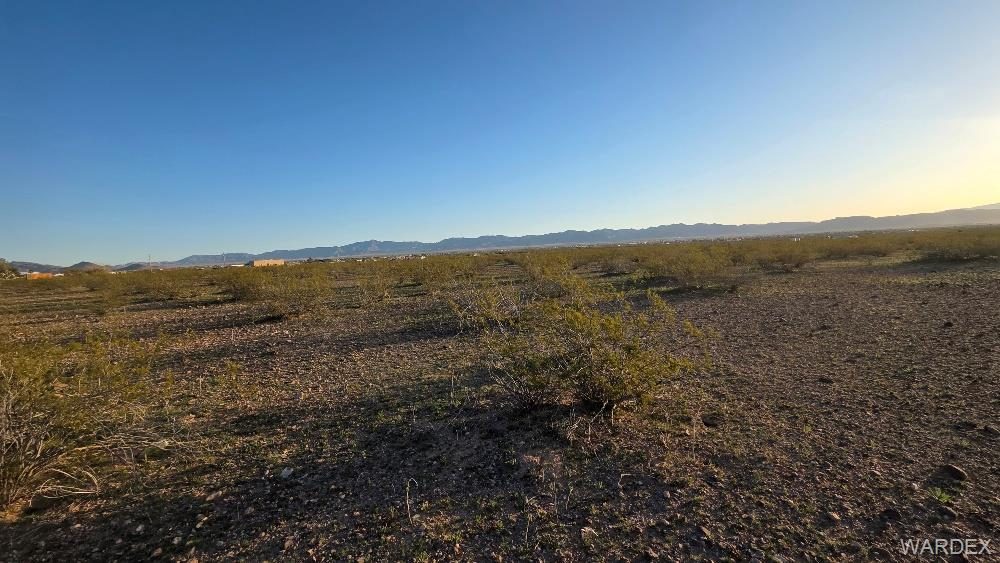 9.99 acres in Golden Valley, 306-44-005A Estrella, Golden Valley, AZ 86413